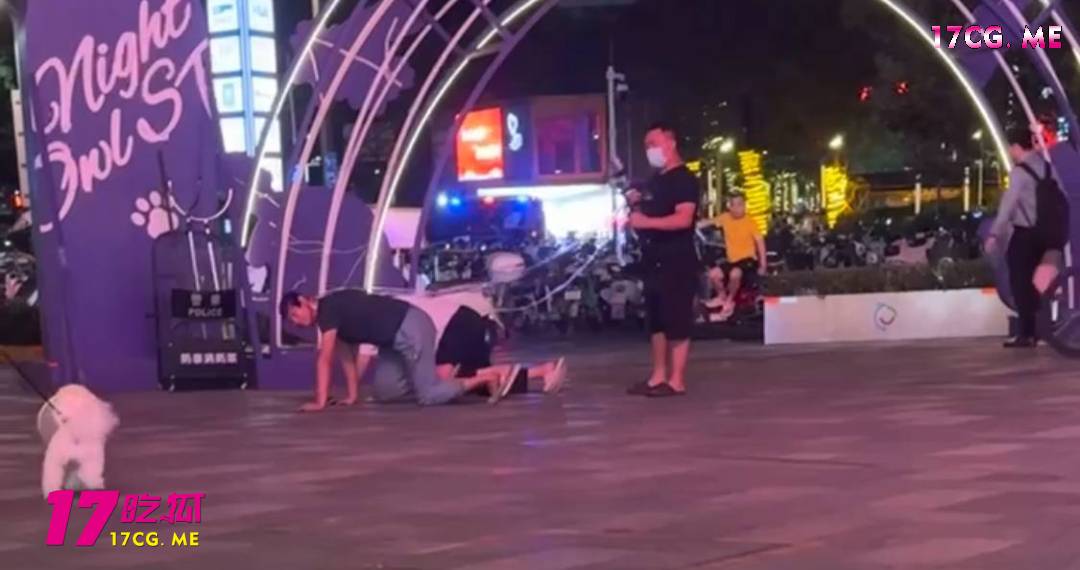 深圳龙华一方天地 男子当街调教2个男奴跪地爬行 把旁边和真狗都看懵逼了！